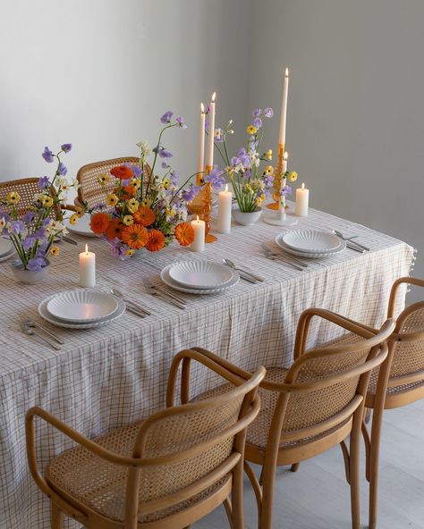 Unexpected color combos + pattern make our hearts sing 📸 Spring Table Scape, Senior Breakfast, Colorful Table Setting, Retro Table, Table Scape, Fall Dinner, Spring Table, Garden Party, Pattern Making