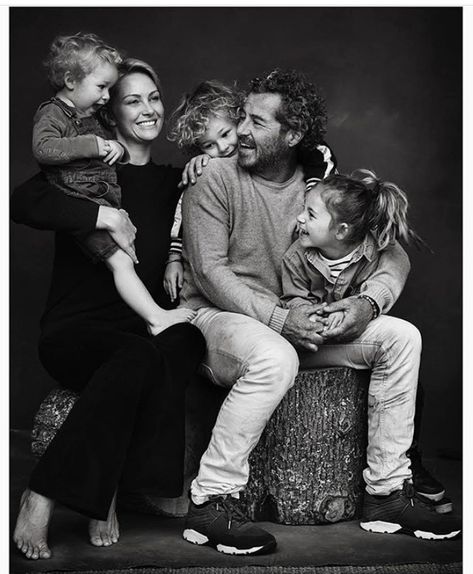 Happy Family Portrait, Family Of 6 Studio Portraits, Studio Family Photos Black And White, Family Portrait Photography Studio, Indoor Photoshoot Ideas Family, Family Holiday Photos Outfits Neutral, Celebrity Family Photoshoot, Candid Family Photos With Older Children, Family Photoshoot Unique