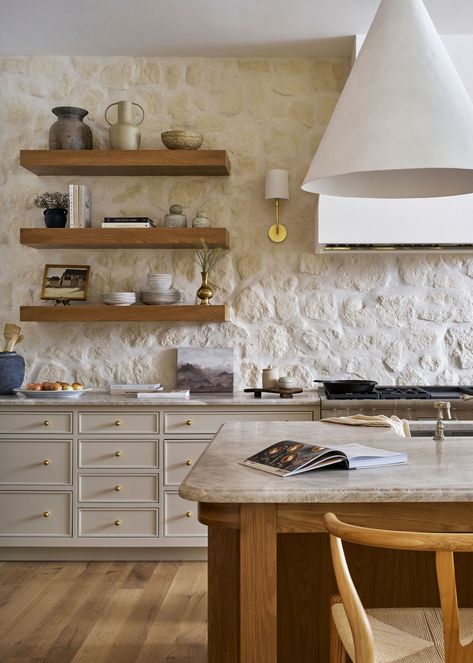 Rustic Kitchen Backsplash, Earthy Kitchen, Light Grey Kitchen Cabinets, Timeless Kitchen Design, Stone Backsplash Kitchen, Light Grey Kitchens, Ideas Cocina, Oak Floating Shelves, Build Projects