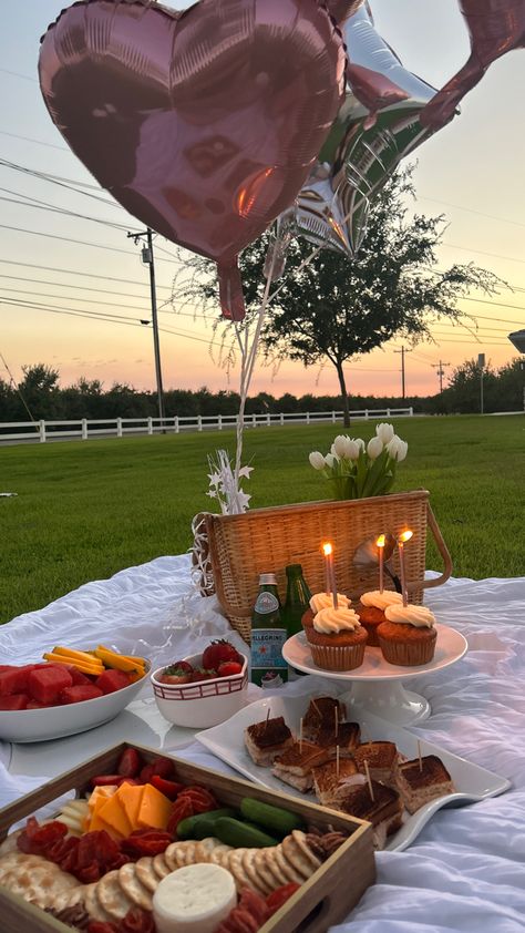 Picnic Date Birthday, Outdoor Birthday Ideas For Women, Picnic At Home Ideas, Outdoor Birthday Aesthetic, Things To Do On A Picnic Date, Best Friend Picnic Ideas, Picnic Date Setup, Anniversary Picnic Ideas, Picnic Anniversary Ideas