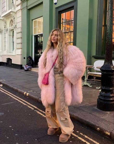 Pastel Look Outfit, Fur Cardigan Outfit, Pink Fur Coat Outfit, Pink Coat Outfit, Pink Fur Jacket, Apres Ski Outfits, Pink Fur Coat, Fur Coat Outfit, Ugg Style