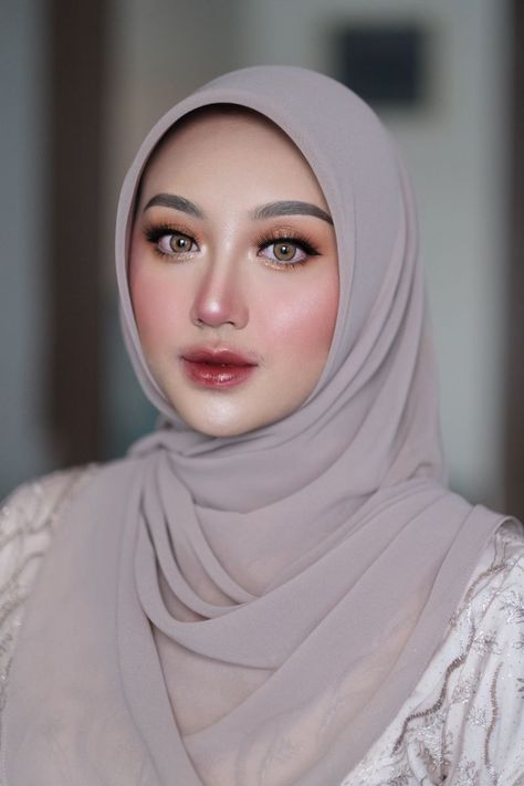 Look Make Up, Korean Makeup Look For Graduation, Make Up Bridesmaid Hijab, Mua Makeup Looks, Makeup Wisuda Hijab Natural, Make Up Perpisahan, Make Up Natural Wisuda, Makeup Bridesmaid Hijab, Makeup Looks Hijab