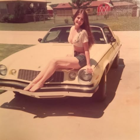 My Mom At 16 Yrs Old With Her Camaro In 1975 Wilde Westen, 70s Inspired Fashion, 70s Aesthetic, Vintage Americana, Us Cars, Car Girls, Moda Vintage, Vintage Magazine, Retro Aesthetic