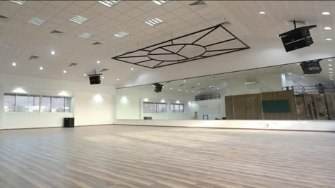 Big Dance Studio, Dance Studio Office, Studio Dance Room Kpop, Dance Practice Room, Dance Studio Floor, Dance Studio Design, Dance Studio Decor, Practice Room, Home Recording Studio Setup