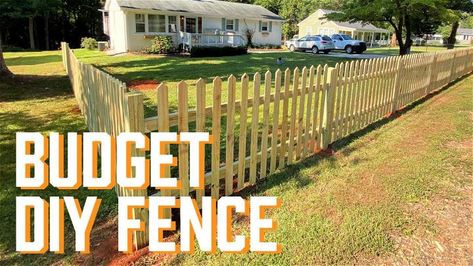 Wood Picket Fence Ideas Front Yard, Cheap Picket Fence Easy Diy, How To Build A Backyard Fence, Diy Picket Fence Cheap, Build Picket Fence, Backyard Picket Fence, Pocket Fence Ideas, Fenced In Yard Ideas, Small Fence Ideas Front Yards