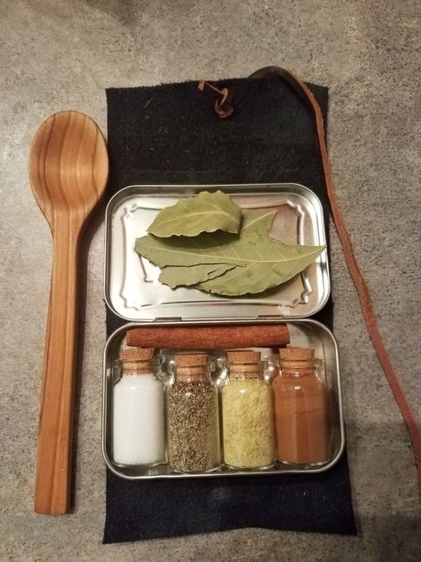 Adventure Gear Herbalist, Bushcraft Woman, Bushcraft Kitchen, Bushcraft Aesthetic, Bushcraft Food, Bushcraft Projects, Bushcraft Cooking, Urban Survival Kit, Bushcraft Backpack