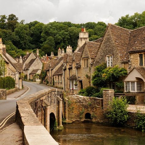 Castle Combe, Italian Village, English Village, Seaside Village, Breathtaking Places, Beaux Villages, Beautiful Castles, Beautiful Villages, Coastal Towns