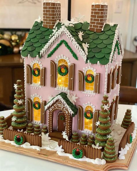 Creative Gingerbread House Ideas, Creative Gingerbread House, Pink Gingerbread House, Gingerbread Inspiration, Homemade Gingerbread House, Gingerbread House Ideas, Gingerbread House Patterns, Gingerbread House Candy, Cool Gingerbread Houses