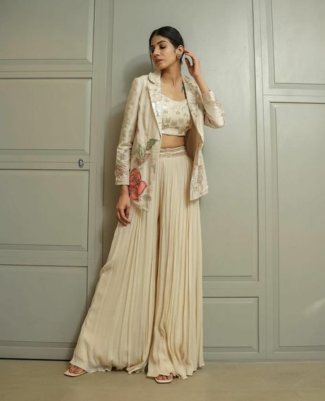 Plazzo With Jacket Indian, Shirt And Plazo Outfit Indian, Plazo And Blouse Design, Plazzo With Top Outfit For Wedding, Indowestern Outfits Wedding Women Latest, Trendy Outfits Indian Fashion Styles, Palazzo Outfit Indian, Casual Cocktail Outfits For Women, White Outfit Indian