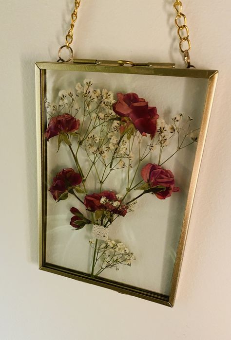 Flowers In A Picture Frame, Pressed Rose Art, Pressed Rose Petals Framed, Rose Petal Uses Decor, Rosas Secas Ideas, Dried Flower Art Diy, Pressed Roses Framed, Preserved Flowers Frame, Dried Roses Ideas