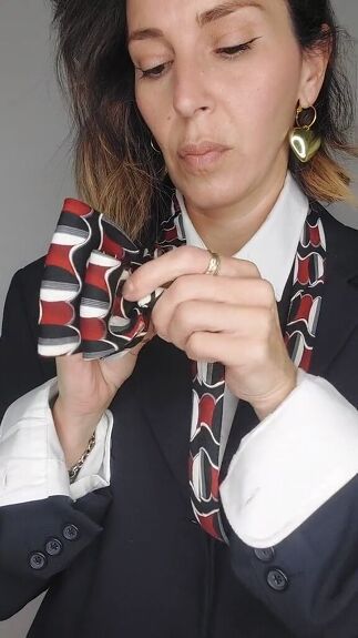 You have to learn this chic way to turn any men’s tie into an accessory for you. This hack transforms a men’s accessory into a fabulously feminine accessory for women. Unique Ways To Tie A Tie, Different Ways To Tie A Tie, Crafts With Ties, Neck Tie Projects, Tie Projects, Mens Ties Crafts, Tie Outfit, Tie Ideas, Women Necktie