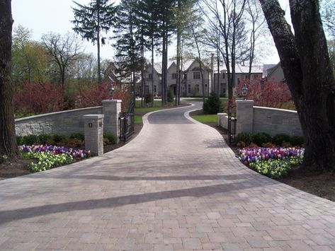 Estate Driveway  Traditional Landscaping  Bertog Landscape Co.  Wheeling, IL Easy Garden Ideas Landscaping, Beautiful Driveways, Driveway Entrance Landscaping, Long Driveway, Landscape Pavers, Driveway Entrance, Driveway Design, Driveway Landscaping, Landscape Stone