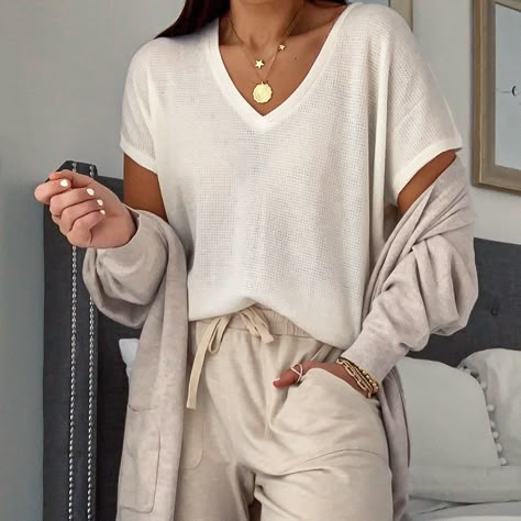 Yoga Lounge Wear, Fashionable Lounge Wear, Nice Lounge Wear, Women’s Lounge Outfits, Cute House Clothes, What To Wear Around The House, Lounge Wear For Women, House Clothes Comfy, Classy Loungewear Summer