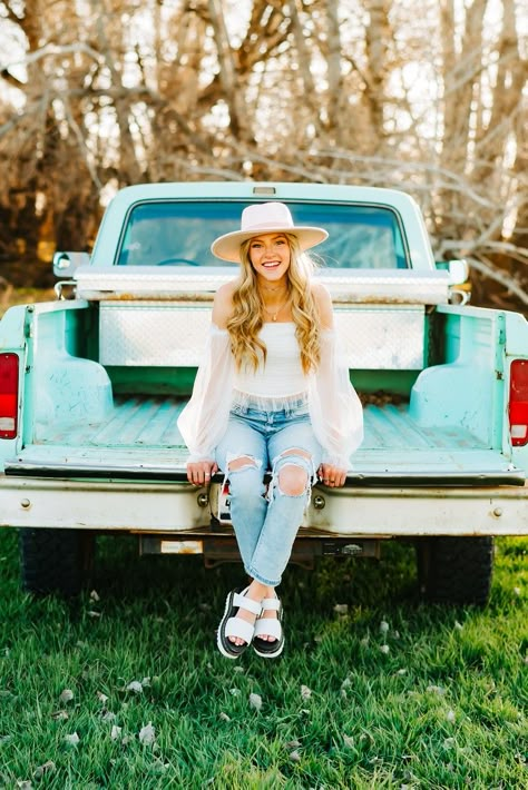 Senior Poses With Truck, Senior Pictures Western Cowgirl, Hay Bale Senior Pictures, Senior Picture Ideas Truck, Old Truck Pictures, Senior Truck Pictures, Senior Picture Ideas Farm, Senior Picture Ideas Ffa, Truck Poses