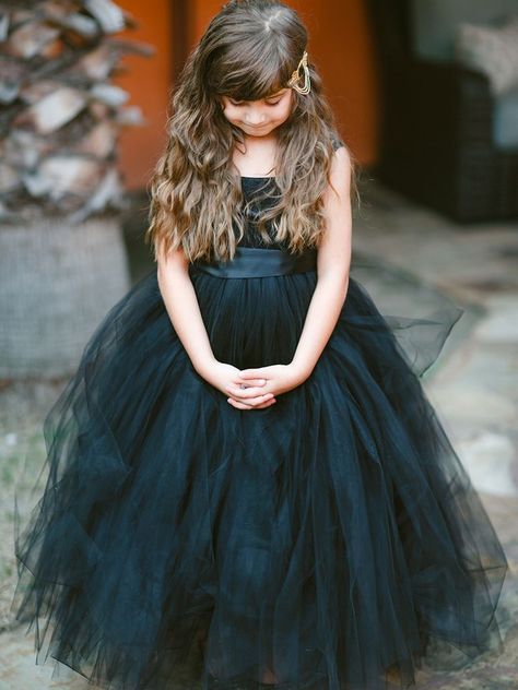 13 Stylish Halloween Wedding Ideas for Your Ceremony and Reception | TheKnot.com Halloween Wedding Theme, Halloween Wedding Ideas, Black Flower Girl Dress, Batman Wedding, Wedding Theme Ideas, Halloween Themed Wedding, Gold Headpiece, Goth Wedding, Dark Wedding