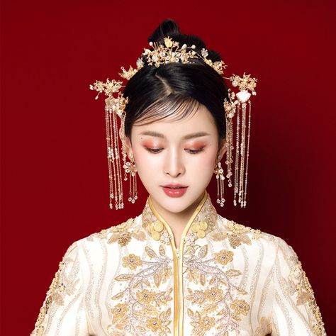 If you have not decided on your wedding hairstyle, then you can consider this Chinese bride costume headgear ...  #wedding #hairstyle #Chinese_bride Wedding Hairstyles Chinese, Chinese Bride Hairstyle, Chinese Wedding Makeup Brides, Chinese Wedding Headpiece, Chinese Bride Traditional, Chinese Wedding Hairstyles, Chinese Wedding Hair, Chinese Bride Makeup, Hair Design For Wedding