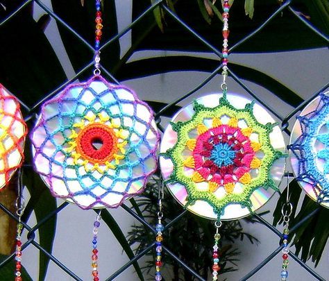 They are upcycled CDs that have colorful #crochet mandalas over them and then are hung in strings. By Cristina Vasconcellos. Cd Craft, Recycled Cds, God's Eyes, Cd Crafts, Cd Cases, Cd Art, Amazing Crochet, Colorful Crochet, Upcycle Projects