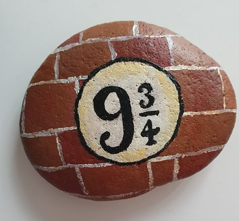 Big Stone Painting Ideas, Painting Stones Aesthetic, Painted Rocks Harry Potter, Rock Paintings Aesthetic, Mandala Art On Stone, Aesthetic Stone Painting, Stone Painting Aesthetic, Rock Painting Aesthetic, Harry Potter Rock Painting