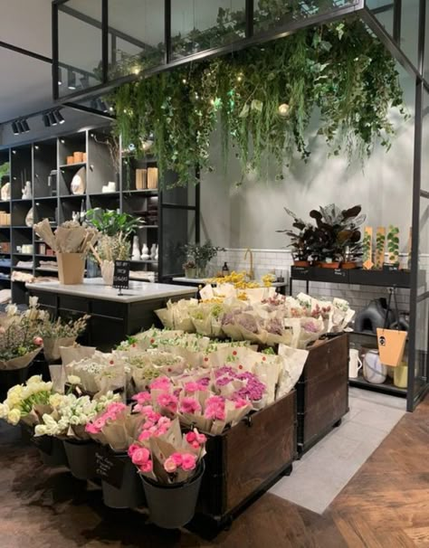 Luxury Flower Shop Interior Design, Industrial Flower Shop, Floral Department Grocery Store, Modern Floral Shop, Flower Shop Work Space, Moody Flower Shop, Flowershop Ideas Interiors, Floral Shop Interior Design, Flower Shop Layout