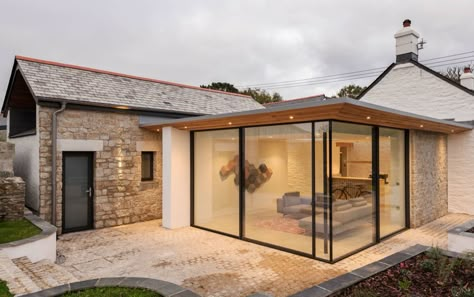 Stone House Glass Extension, Glass Extension On Bungalow, Bungalow With Flat Roof Extension, Cottage Glass Extension, Flat Roof Glass Extension, Modern Cottage Extension, Cottage Renovation Exterior, Timber Soffit, Flat Roof Extension Ideas