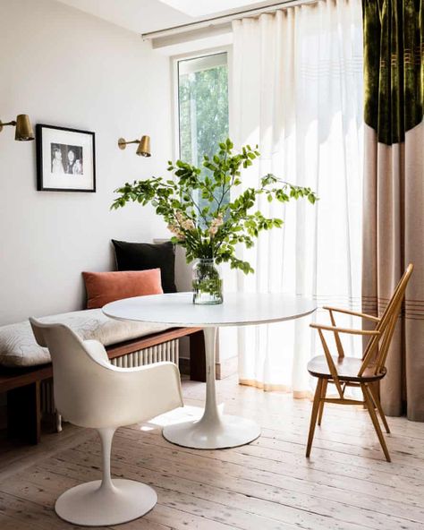 Round Dining Room Table Ideas, Dining Room Table Ideas, Room Table Ideas, White Round Tables, Saarinen Table, Garden Lounge Chairs, Interior Industrial, Round Dining Room Table, Small Kitchen Tables