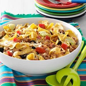 Crowd-Pleasing Taco Salad from Taste of Home -- shared by Ann Cahoon of Bradenton, Florida Taco Salad Recipe, Green Snacks, Taco Salad Recipes, Resep Salad, Taco Dip, Salad Pasta, Queso Dip, Potluck Recipes, Taco Salad