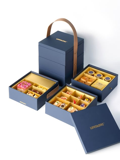 Afternoon Takeaway Tea Set Box Afternoon Tea Packaging, Cake Delivery Packaging, Tart Packaging Ideas, Luxury Dessert Packaging, Dessert Gift Box Ideas, Cake Tasting Boxes, Cake Packaging Design, Dessert Boxes Packaging, Hampers Packaging