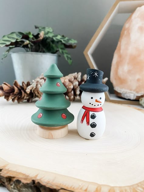 Christmas Tree Peg Doll, Snowmen Peg Dolls, Snowman Peg Doll, Advent Calendar Kids, Peg Doll Ideas, Bead Dolls, Sensory Kits, Snowmen Crafts, Felt Play Mat