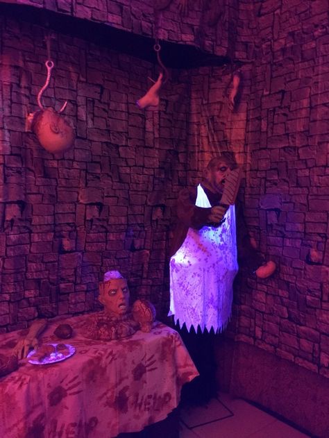 Butcher Shop Halloween Decorations, Butcher Room Ideas, Halloween Butcher Shop Ideas, Butcher Halloween, Maze Ideas, Backyard Halloween Party, Haloween Decor, Asylum Halloween, Haunted Maze