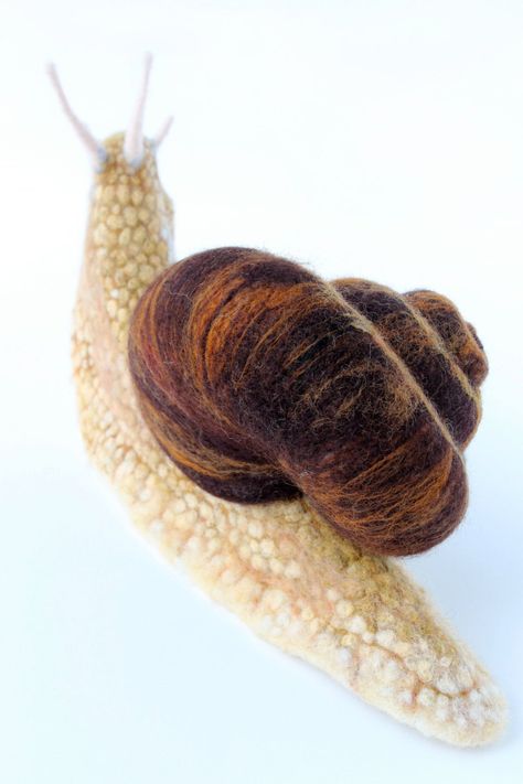 Yvonnes Workshop, needle felted snail Felted Snail, Snail Sculpture, Land Snail, X Stitch, Needle Felting Tutorials, Needle Felting Projects, Felted Animals, Wool Art, Wool Projects