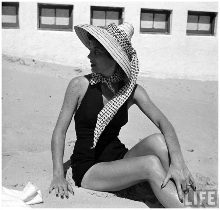 Nina Leen 1950 Nina Leen, Vintage Beachwear, Retro Beach, Vintage Swim, Bathing Beauty, Beach Hats, Fashion 1950s, Fashion Petite, Vintage Swimwear