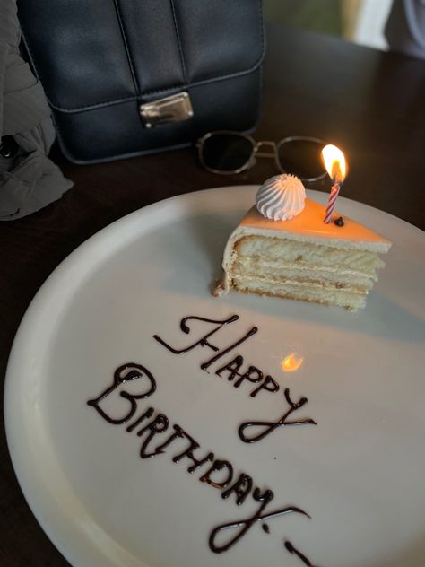 Birthday In Cafe, Happy Birthday Cake Snap, Happy Birthday Snap, Dessert Plate Decoration, Happy Birthday Plate, 22nd Birthday Cakes, Happy Birthday Writing, Small Birthday Cakes, Happy Birthday Cake Photo