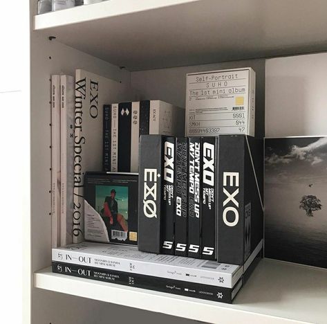 K Pop Albums Shelf, Exo Room Aesthetic, K Pop Shelf Aesthetic, K Pop Album Aesthetic, Exo Album Collection, K-pop Albums Aesthetic, Exo Album Aesthetic, Eri Aesthetic, Album Shelf