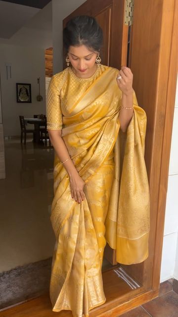 Blouse Designs Latest Silk, Benaras Blouse Designs Latest, Banarasi Silk Saree, Banarasi Suit Designs Latest, Banarasi Saree Blouse Designs Latest, New Saree Blouse Designs, Indian Bride Outfits, Latest Bridal Dresses, Silk Saree Blouse Designs