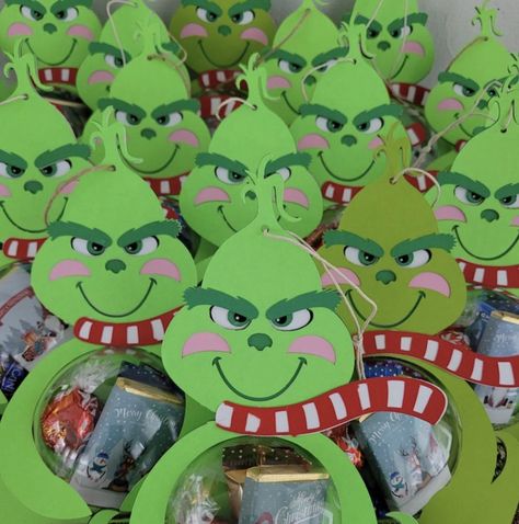 Grinch candy holders for the holidays made with Ecological Fibers sustainable papers. This Cricut craft was made by @crafted_avec_amour on Instagram O Grinch, Brown Paper Wrapping, Baby Grinch, Tissue Paper Craft, Grinch Christmas Tree, Candy Holder, Hot Chocolate Bars, Grinch Christmas, Teacher Christmas Gifts