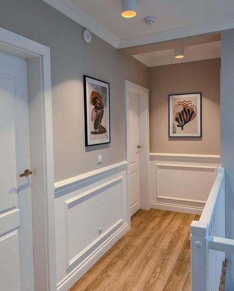 Modern Hallway Design, Living Room Panelling, Wall Paneling Diy, Hallway Designs, Hallway Design, Modern Hallway, Home Entrance Decor, Minimalist Home Decor, Decor Home Living Room