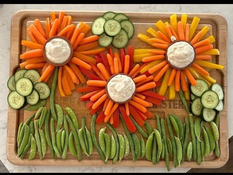 Charcuterie Board Meats, Christmas Meals, Sunflower Party, Food Art For Kids, Creative Snacks, Charcuterie Inspiration, Party Food Platters, Charcuterie Recipes, Kids Party Food