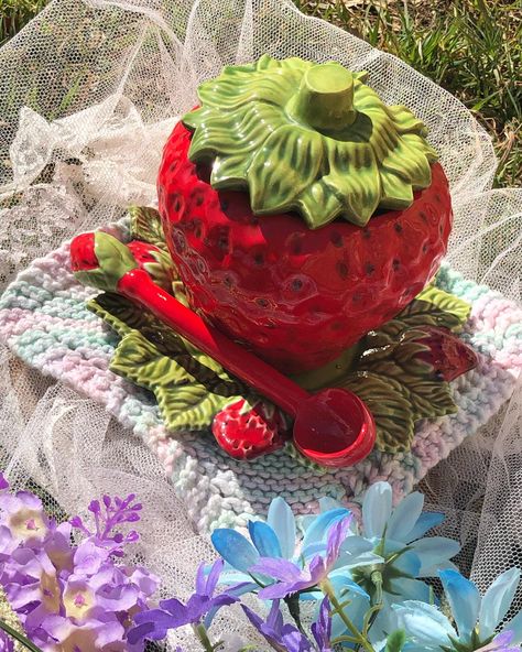 #ceramics #strawberry #art Fruit Clay Art, Ceramics Strawberry, Fruit Ceramics, Strawberry Pottery, Food Ceramics, Ideas Arcilla, Clay Strawberry, Strawberry Ceramic, Ceramic Strawberry