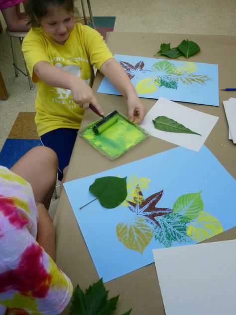 Naturaleza. Con hojas recogidas en el exterior del aula, los niños las pintarán por encima y luego las pondrás sobre su papel. Plant Crafts For Kids, Leaf Print Art, Leaf Printing, Mono Printing, Classe D'art, Bird Branch, Tree Study, Fall Art Projects, Art Camp