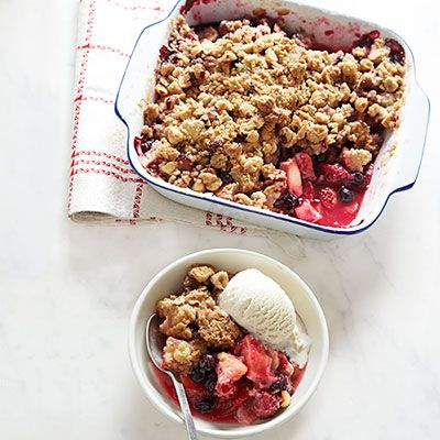 Bumbleberry Crisp w/Vanilla Ice Cream Bumbleberry Crisp, Berry Crisp, Apple Crisp Recipes, Berries Recipes, Blueberry Recipes, Crisp Recipe, Pie Dessert, How Sweet Eats, Dessert Drinks