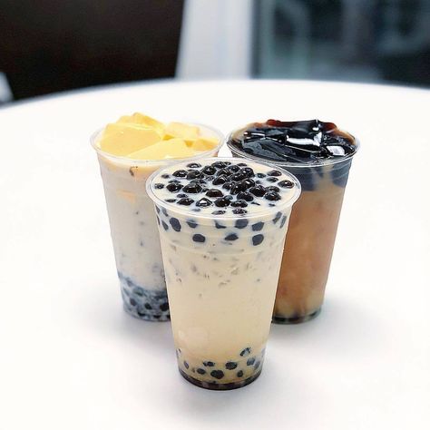 📷 #Repost @chicknboba . Chewy boba, creamy custard pudding and herbal grass jelly. All made in house to pair with any milk teas or iced… Matcha Milktea, Juice Business, Boba Tea Recipe, Bubble Drink, Bubble Tea Recipe, Grass Jelly, Mango Pudding, Bubble Tea Boba, Custard Pudding