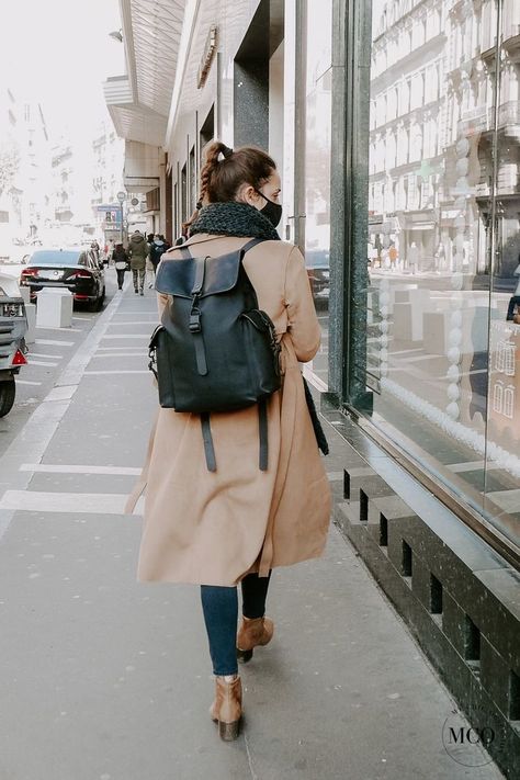 Backpack Outfits Women Work, Parisian Backpack, Backpack Work Outfit, Backpack Outfits Women, Parisian Chic Style Minimal Classic, Backpack Outfits, Parisian Chic Style Winter, Parisian Style Winter, French Style Parisian Chic