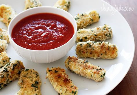 Skinny Baked Mozzarella Sticks! YUMMY!! Baked Mozzarella Sticks, Baked Mozzarella, Dried Parsley, Panko Crumbs, String Cheese, Mozzarella Sticks, Cooking Spray, Ww Recipes, Parmesan Cheese