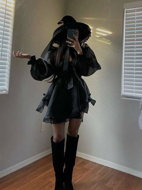 Witches Diy Costume, Cute Witch Outfits Halloween Costumes, Corset Witch Outfit, Classic Witch Costume Vintage Halloween, Cute Halloween Costume Aesthetic, Witch Costumes For Women Aesthetic, The Best Halloween Costumes For Women, Witch Costume Black Women, Halloween Costumes Witches Women's