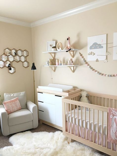 Baby girl nursery Modern Nursery Furniture, Zimmer Diy, Grey Baby Nursery, Modern Crib, Wood Nursery, Scandinavian Nursery, Baby Nursery Ideas, Nursery Inspo, Baby Room Ideas