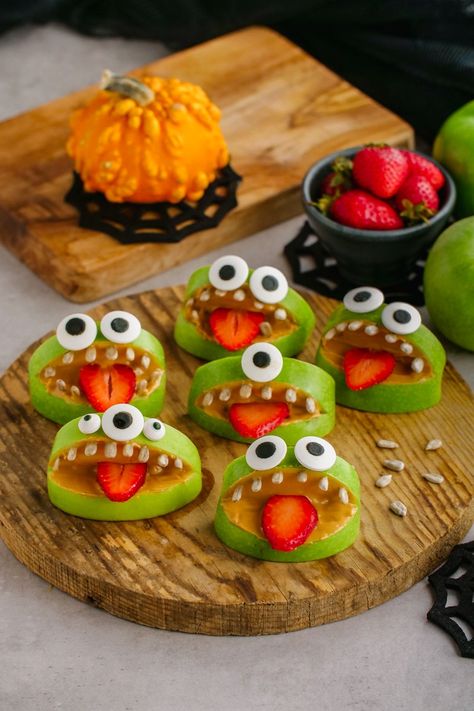 Halloween: Apple Monster Mouth - Easy Peasy Meals Apple Mouths Halloween, Halloween Apples Ideas, Mouth Ideas, Halloween Fruit Tray, Menu Halloween, Halloween Apples, Halloween Food Dinner, Banana Candy, Monster Mouth