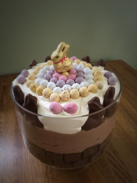 Angel Delight Dessert, Easter Trifle, Trifle Chocolate, Trifle Bowl Recipes, Angel Delight, Trifle Recipes, Dessert Truffles, Chocolate Bunnies, Easter Dishes