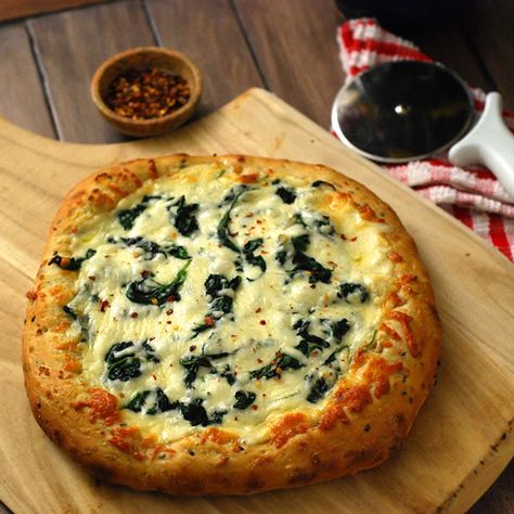 Spinach Alfredo Pizza Spinach Alfredo Pizza Recipe, Spinach Alfredo Pizza, Red Pizza Sauce, Bbq Grilling Recipes, Egg Bbq, Chicken Alfredo Pizza, Spinach Alfredo, Alfredo Pizza, Spinach Pizza