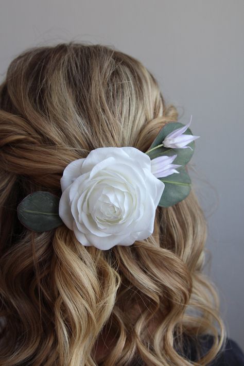 White Rose Hairstyle, Rose And Eucalyptus, Metal Hair Clip, Victorian Hairstyles, Floral Hair Clip, Open Hairstyles, Front Hair Styles, Metal Hair Clips, Wedding Rustic