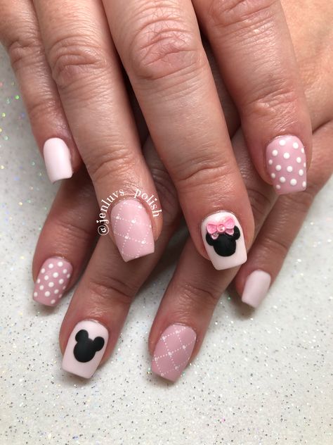 Pink Disney Nails Pink Disney Nails, Simple Disney Nails, Pink Bling Nails, Birthday Nail Art, Disneyland Nails, Disney Nail Designs, Disney Inspired Nails, Disney Acrylic Nails, Minnie Mouse Nails